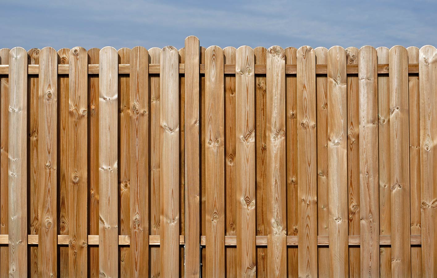 Nahaufnahme Zaun aus Holz mit einem Stück blauem Himmel