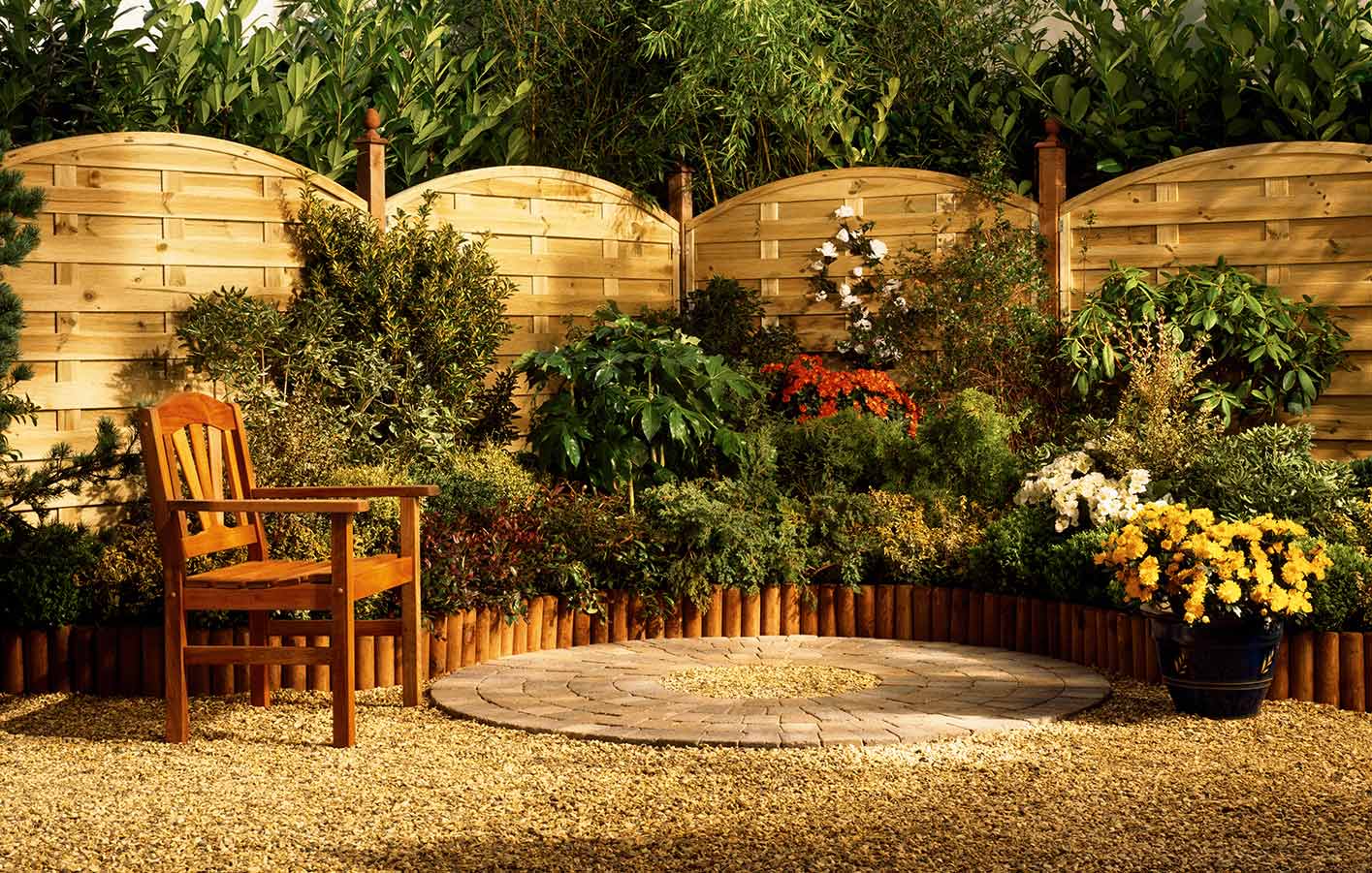Sichtschutz aus Holz in einem grünen Garten mit Gartenmöbeln aus Holz
